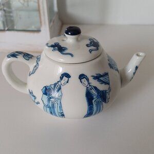 Gorgeous 1985 Franklin Mint KANGXI Fine Porcelain Japanese Mini Teapot